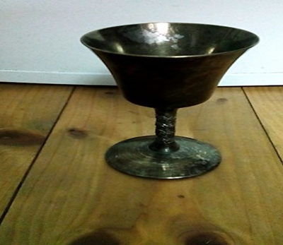 велика дрвена или метална чаша са дршком